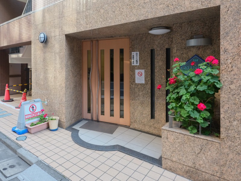 清潔感が溢れるエントランスです。綺麗な共用部が、安らぎに満ちた暮らしへ誘います。修繕工事も、定期的に行っています。