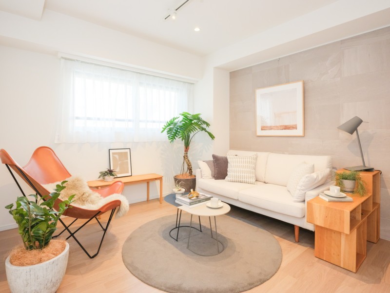 心安らぐひとときを紡ぐ、木のぬくもりを感じるフローリング材を採用。リビングダイニングの1面にはエコカラットを採用しており、機能性とデザイン性を兼ね備えた仕上がりとなっています。