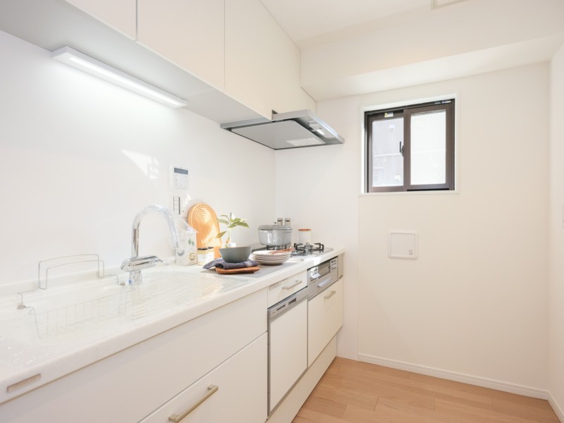 窓のある明るいキッチンです。お料理に集中できる壁付けタイプで油や水はね汚れもお手入れもラクラク。豊富な収納、家事時短に便利な食洗器を搭載しています