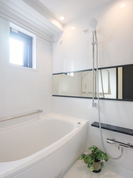 窓が付いているので自然な明かりを取り込むことができ、明るく開放的なバスルームです。暖房・換気・乾燥機能付きで快適なバスタイムをお楽しみいただけます。