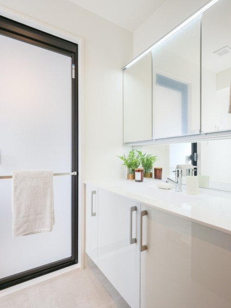 白を基調とした清潔感溢れるデザインの洗面化粧台です。三面鏡裏や足元の収納など使いやすさも兼ね備えています。