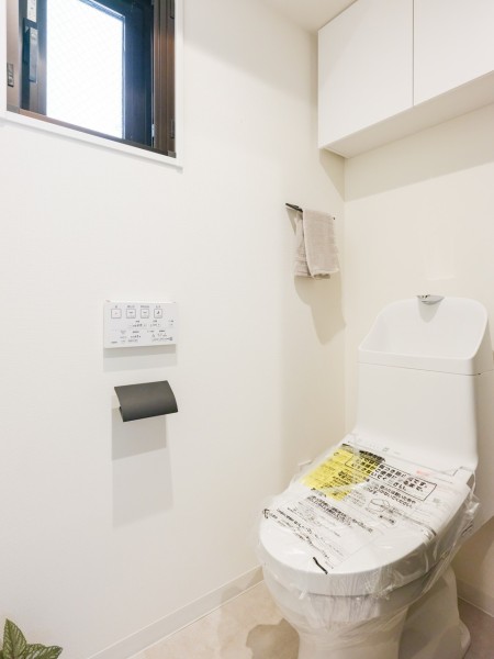 優れた節水効果や汚れが付きにくい便座など、ほしかった機能が揃ったウォシュレット一体型トイレです。上部には収納に便利な吊戸棚を備え付けました。