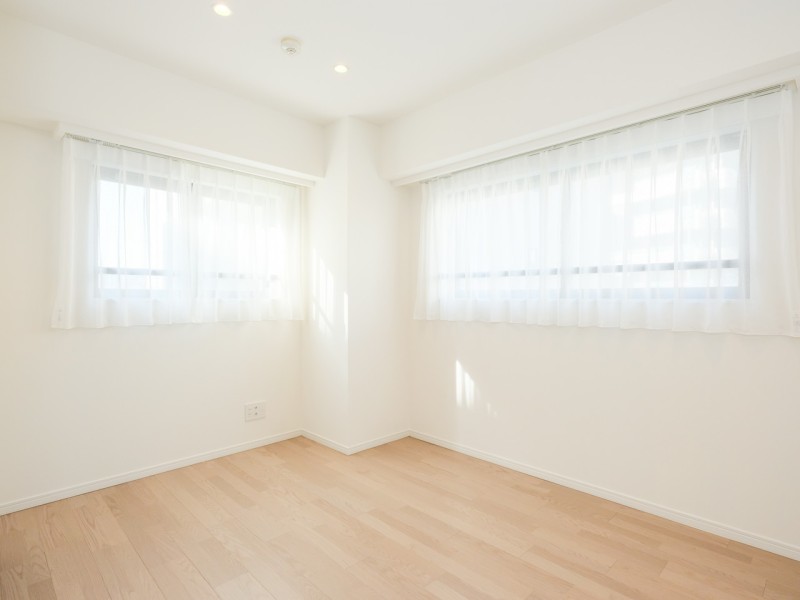 約6.1帖ある洋室1です。二面採光で明るく、過ぎゆく時間をのんびりと感じることができる空間です。ウォークインクローゼット付きで居室部分を広々とお使いいただけるので、主寝室にもぴったりです。