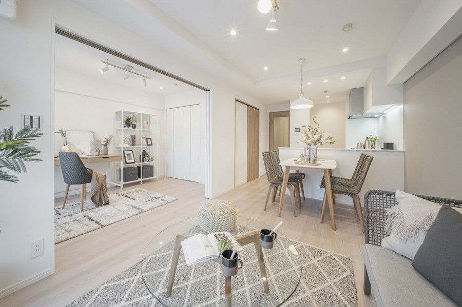 光と風が溢れる開放的なリビングダイニングキッチンです。スモーキーグレーのアクセントクロスがより上質で気品溢れる住まいへと演出しています。