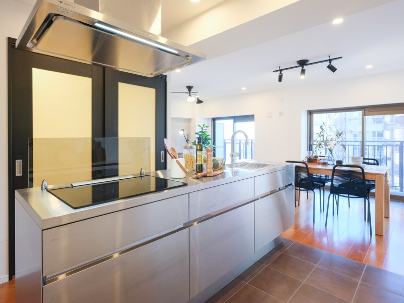 お部屋のシンボルになっているアイランドキッチンが見どころです！背面には収納豊富なカップボード付き。ついゲストを招きたくなるような、自慢のお部屋になりそうです。