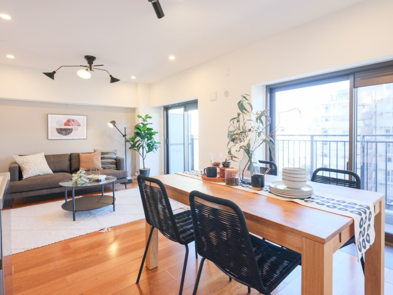 約18.2帖の帖のゆとりあるLDKです。よりいっそう開放感を演出する大きな窓からは、柔らかな自然光が差し込み心地よい時間が流れます。