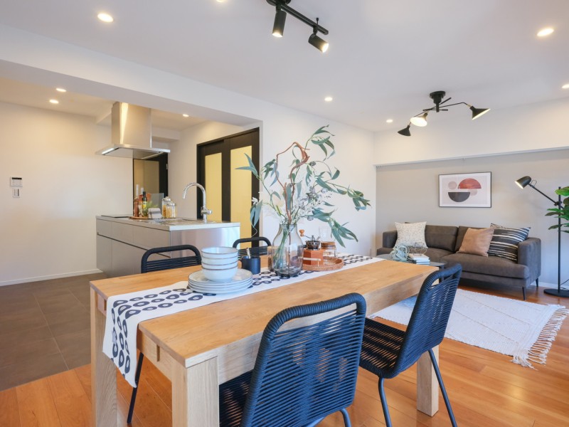 窓から注ぐ光に満たされて、心地よいリビングダイニングキッチンです。多彩な豊かさを紡ぎ、穏やかな時間が流れます