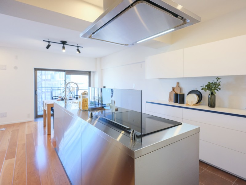 快適な家事動線が確保され、コンロ前は仕切りがあるので油ハネ等の心配もありません。