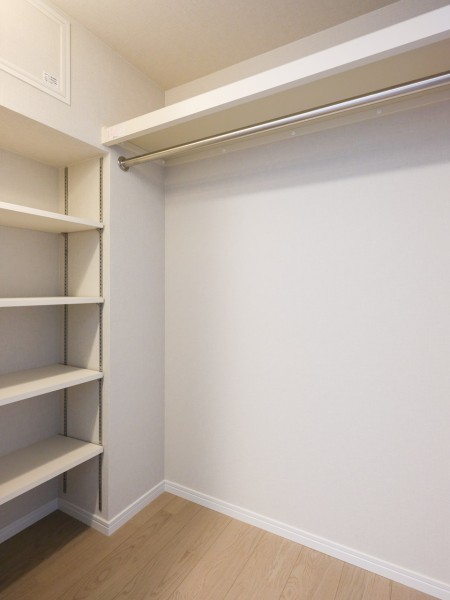 洋室１には頼もしい収納力を誇るウォークインクローゼットを備え付けました。かさばりやすいアウターやオフシーズンの家電など、たっぷり収納できそうです。