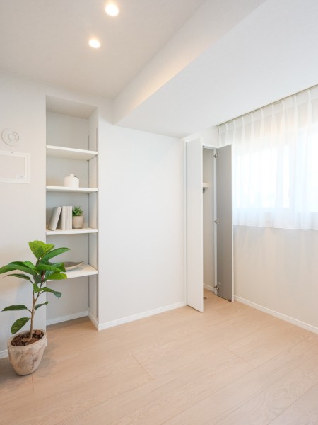 二面採光で明るい洋室２です。穏やかな自然光が入り、のびのびとお過ごしいただけるお部屋です。棚は高さを調節できるので、お手持ちのお荷物などに合わせて効率良く収納できそうです。