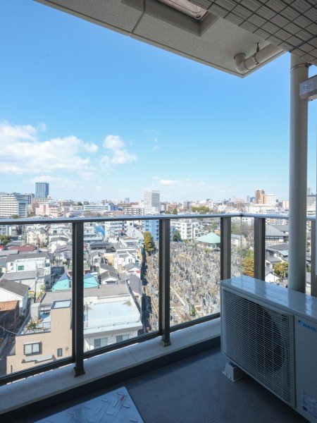 バルコニーはガラス板の手すりになっているのでよりいっそう明るい光を届けてくれます。開放的な空間で、日々をアップデートできそうです。