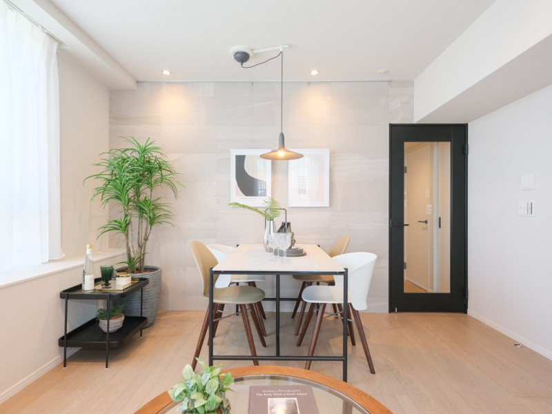 リビングにはエコカラットを採用しました。大きな砂岩の流れ模様が、上質な空間を演出します。調湿・消臭機能があり機能性も優れていて、水拭きができるのでお手入れも簡単です。