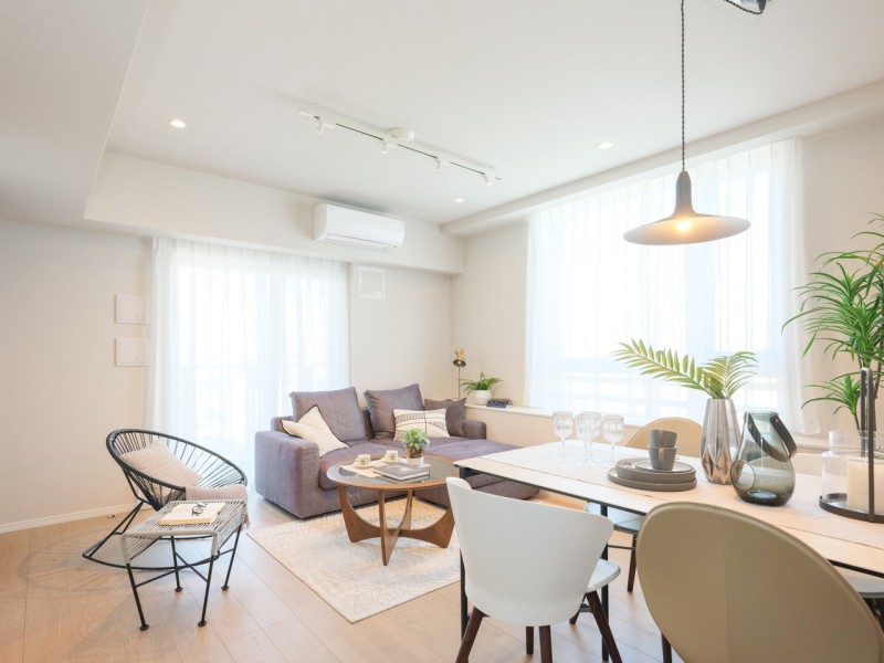 大きな窓からたっぷりの光が差し込み、開放的なリビングダイニングです。二面採光の窓からは明るい自然光が降り注ぎ、彩り豊かな暮らしを演出します。