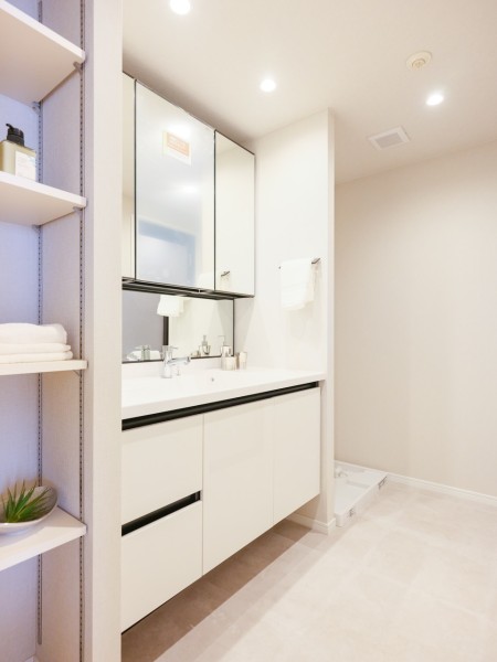 入浴後の豊かな時間を演出し、心からくつろげるプライベートな洗面空間です。収納棚も設置しており、リネン類の収納にも便利です
