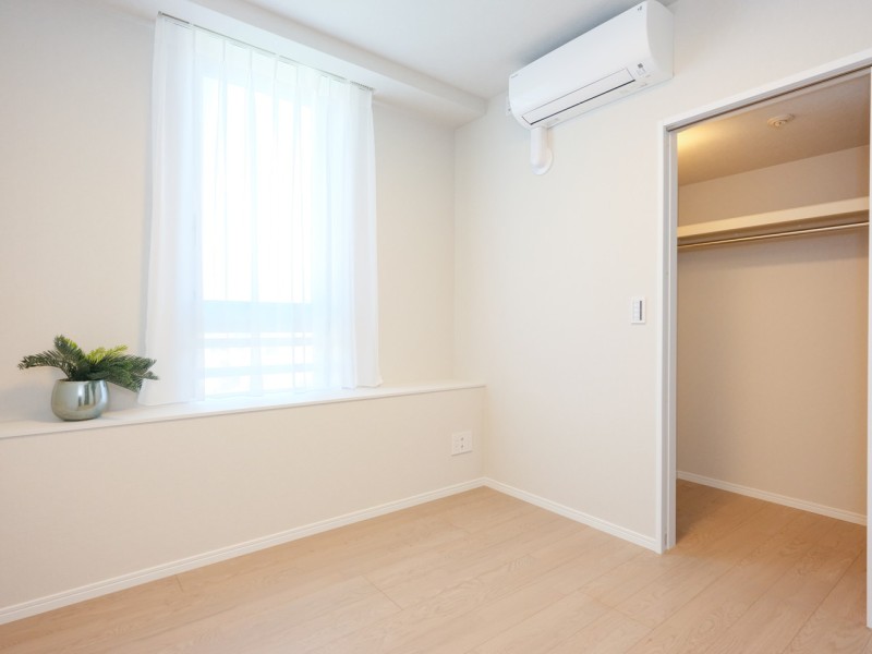 約5帖の洋室１は、プライベート性が高いお部屋です。リビング同様、ベンチ風のカウンター出窓が備えるけられています。