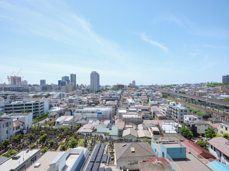 開放的な眺望を楽しむことができます。のびやかに広がる空が日常になり、至福の時間に包まれる住まいです。