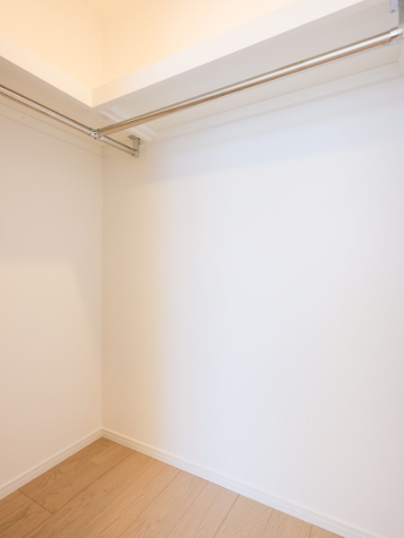 洋室1にはウォークインクローゼットがあるので、荷物や衣類をたっぷり収納いただけます。