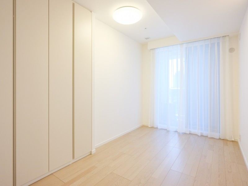 同じく南向きの洋室2です。テレワークや読書など落ち着いた時間を過ごすのにもぴったりなお部屋です。