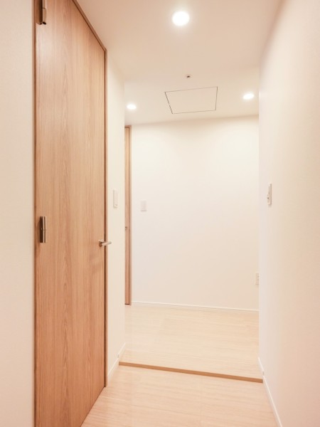 清潔感のある玄関には、シューズインクローゼットが備え付けです。突き当りにお部屋がないので、宅配の方やちょっとした来客時に室内の様子が見えないのも嬉しいポイントです。