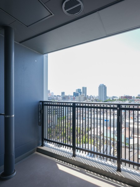 奥行きがあり、開放感のあるバルコニーです。爽やかな風が感じられるリフレッシュにぴったりな空間です。