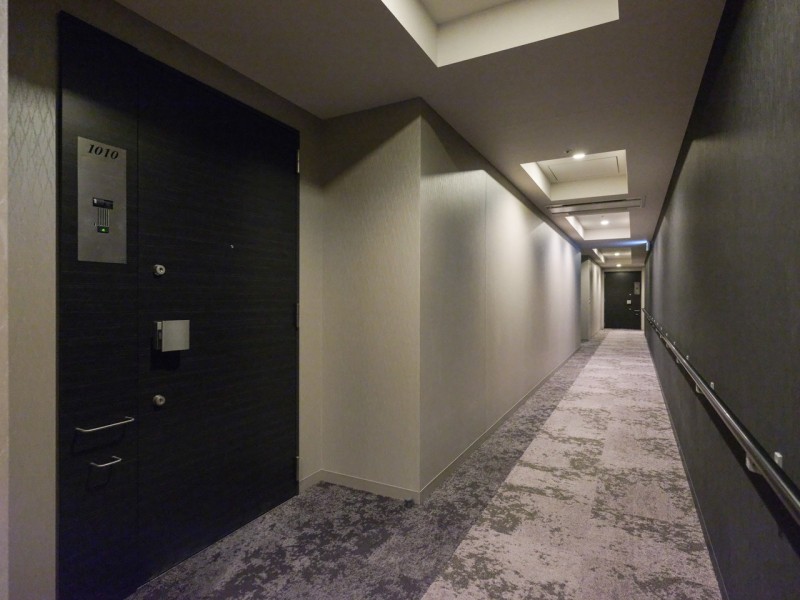 共用部は高級感がありホテルライクな内廊下です。プライバシーを守れるので、安心してお住まいいただけます。