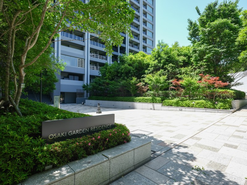 エントランスへのアプローチは緑に囲まれたお洒落なプロムナードとなっています。高級感と気品溢れる共用部が、明日への活力を与えてくれるマンションです。