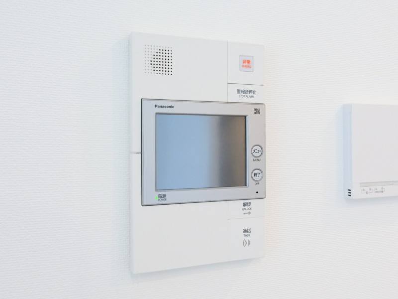 ◆TVモニター付インターホン◆訪ねてきた相手をモニター越しに確認でき、防犯対策に役立ちます。インターホン越しに話をすることが可能です。