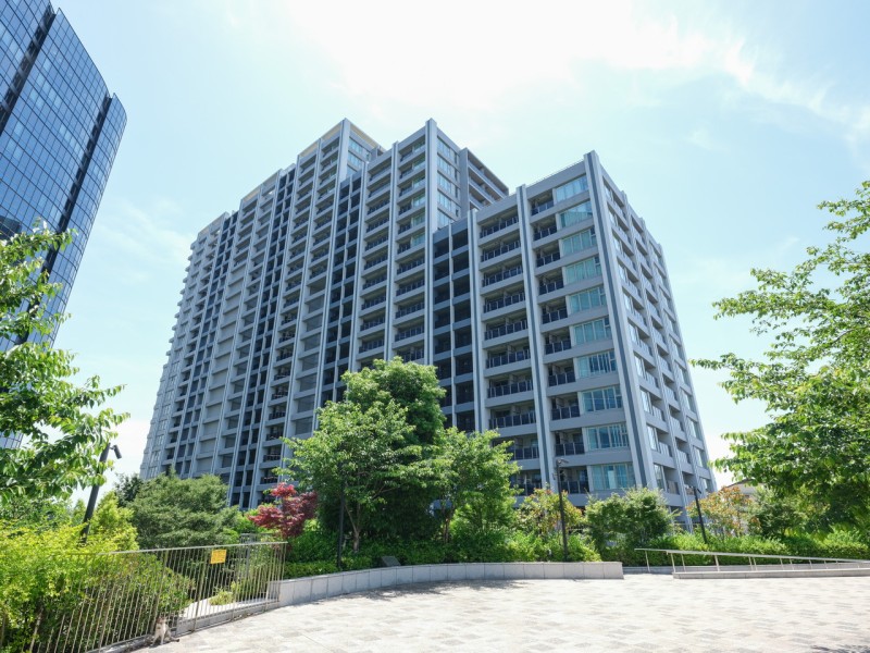2019年築、総戸数423戸、住友不動産㈱旧分譲の大規模タワーレジデンス。安心の免震構造、約8000m²の広大な敷地がある大崎ガーデンシティの住宅棟です。JR山手線『大崎』駅まで徒歩8分です。