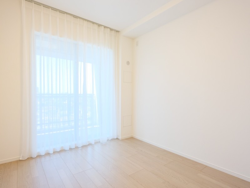 リビングから一番遠く、プライバシー性の高い洋室1です。南向きで明るく、過ぎゆく時間をのんびりと感じることができる空間です。