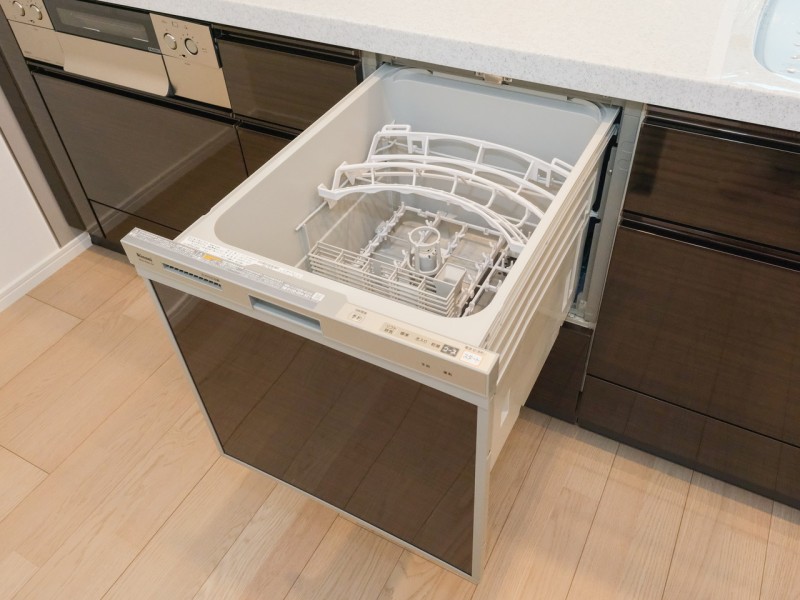 ◆食器洗浄乾燥機◆家事の時間を短縮できる優れもの。さらに節水・節約を同時に行うことができるので、大変人気があり重宝します。