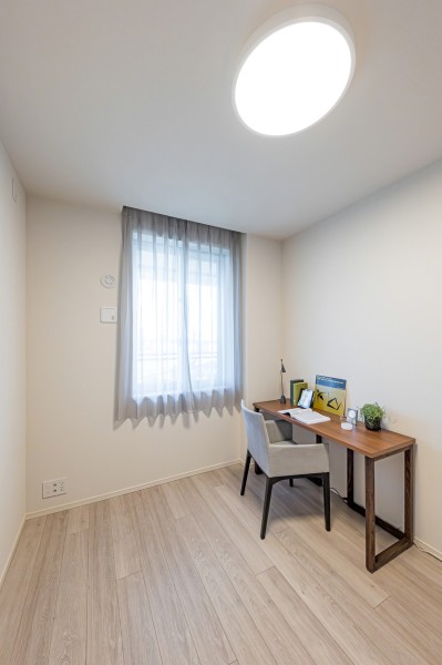 同じく南向きの洋室2です。ワークスペースや子供部屋としても活躍しそうです。