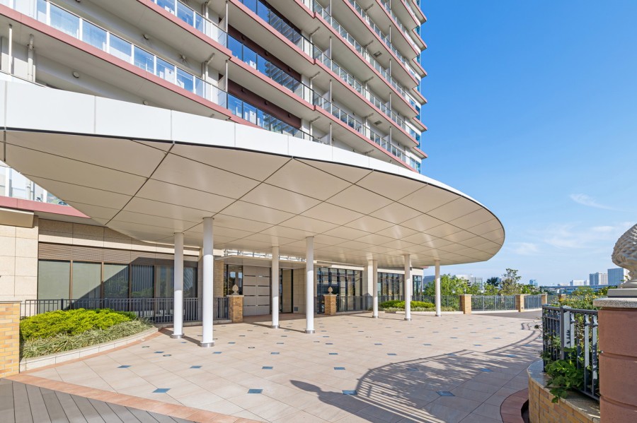 力強さを表現し、都心における凛とした存在感を主張するエンブレム。堂々たる趣の中に自然の潤いも感じ、心地の良い安らぎに満ちた暮らしへ誘います。