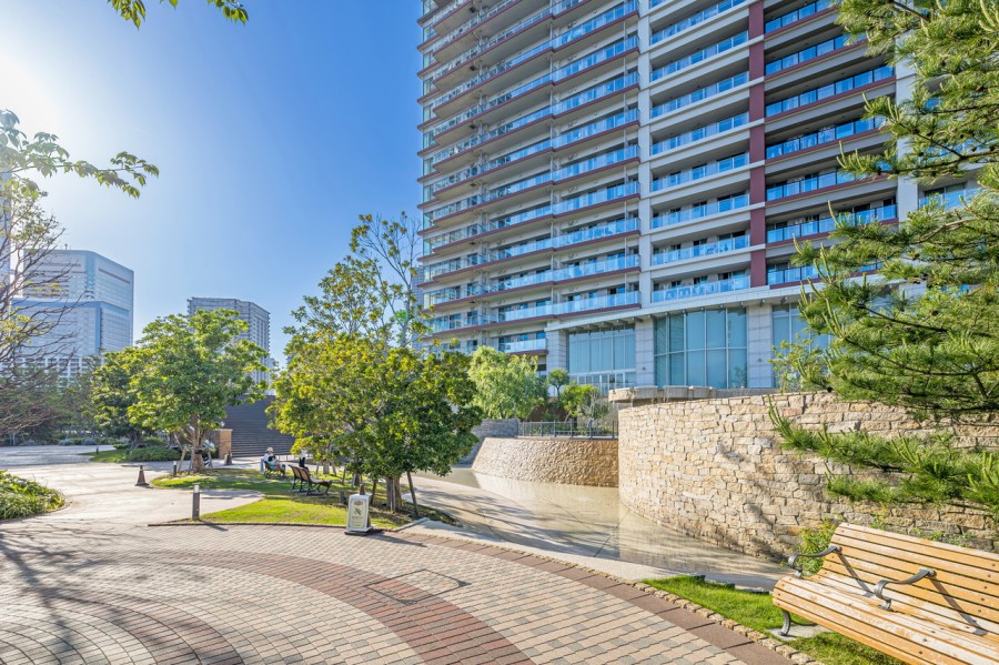 広大な敷地には緑が豊かで、リゾートホテルの庭を思わせるような空間です。お手入れが行き届いた心安らぐ植栽が、明日への活力を与えてくれます。