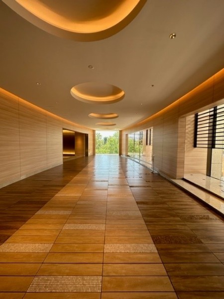 スタイリッシュな建築美が都会にしっとりと佇むミュージアムのような雰囲気の共用部です