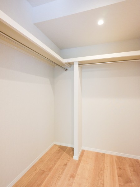 洋室2の頼もしい収納力を誇るウォークインクローゼットです。かさばりやすいアウターやオフシーズンの家電など、たっぷり収納できそうです♪