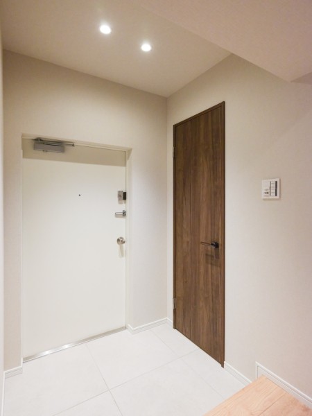 白を基調とした清潔感のある玄関です。大切なご家族の「ただいま」「おかえり」が行き交う心温まる空間です。