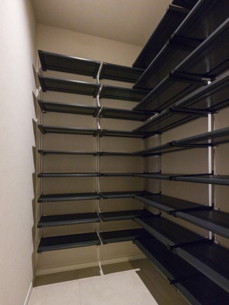 玄関横にある約1.4帖の大型シューズインクローゼットには可動棚を設けました。ベビーカーや雨具なども収納可能です。