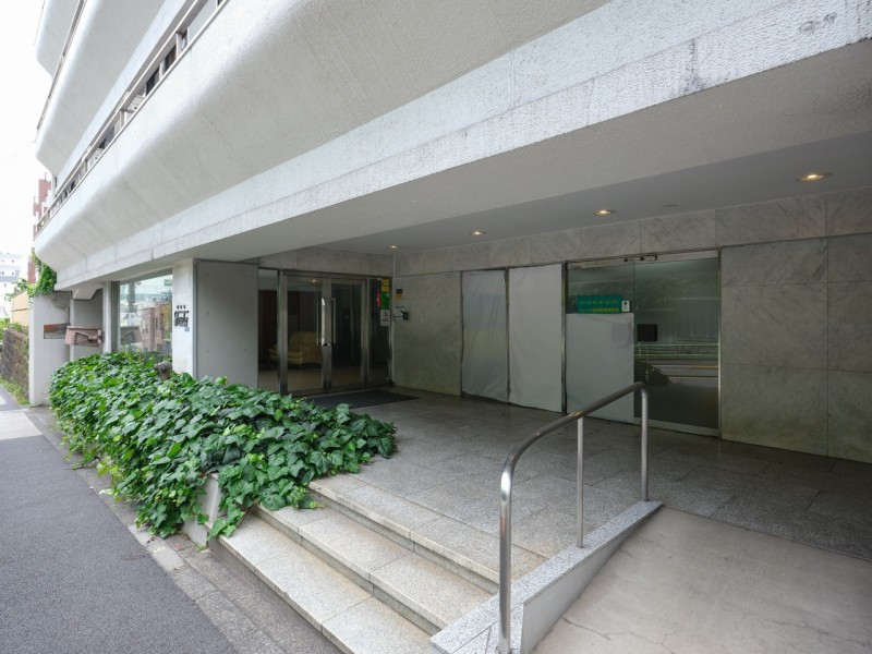 上質感に包まれた重厚な意匠で迎えてくれるエントランスです。スロープがあるのでベビーカーやスーツケース等を利用する際も安心ですね。