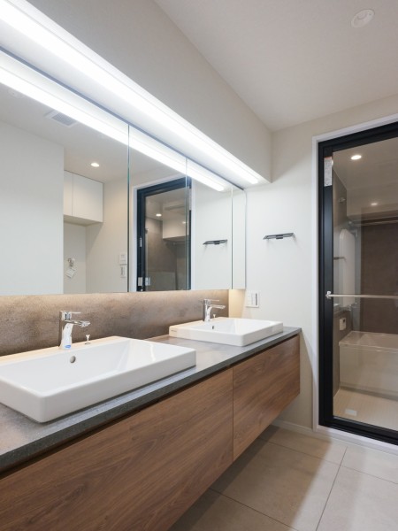 洗面台も田中工藝社製のこだわりの仕様です。ダブルボウルの洗面台は大きな鏡で身だしなみも整えやすく、朝の慌ただしい時間帯も快適です。