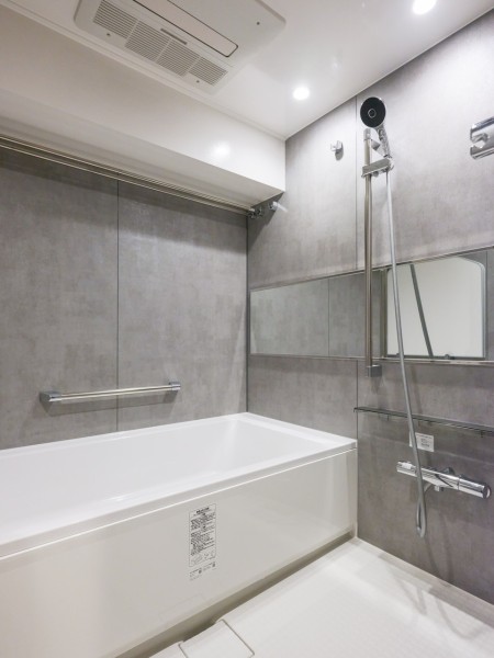 毎日のバスタイムを贅沢に、豊かにしてくれるバスルームです。ゆったりとくつろげる空間で、身体も心も癒されます。暖房・涼風・換気・乾燥機能付きで1年中快適です。