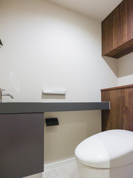 手洗い場付きのレストルームには、スタイリッシュなタンクレストイレを備え付けました。シンプルで安らぎが宿るレストルームです。毎日使う場所だからこそ、清潔感と使いやすさを考慮した空間です。