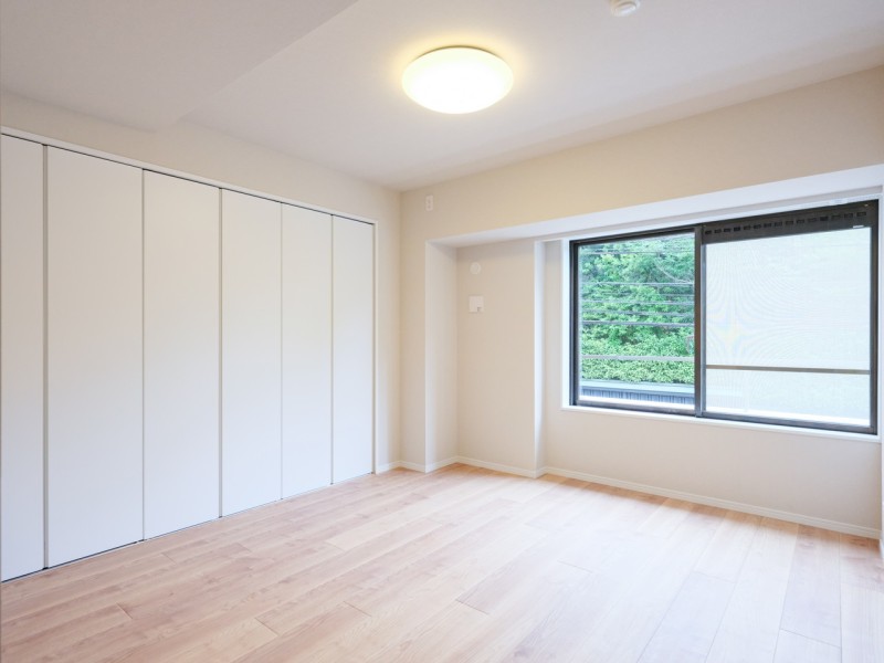 洋室1は約7.6 帖の広々としたお部屋です。間口の広いクローゼットを備え付けています。