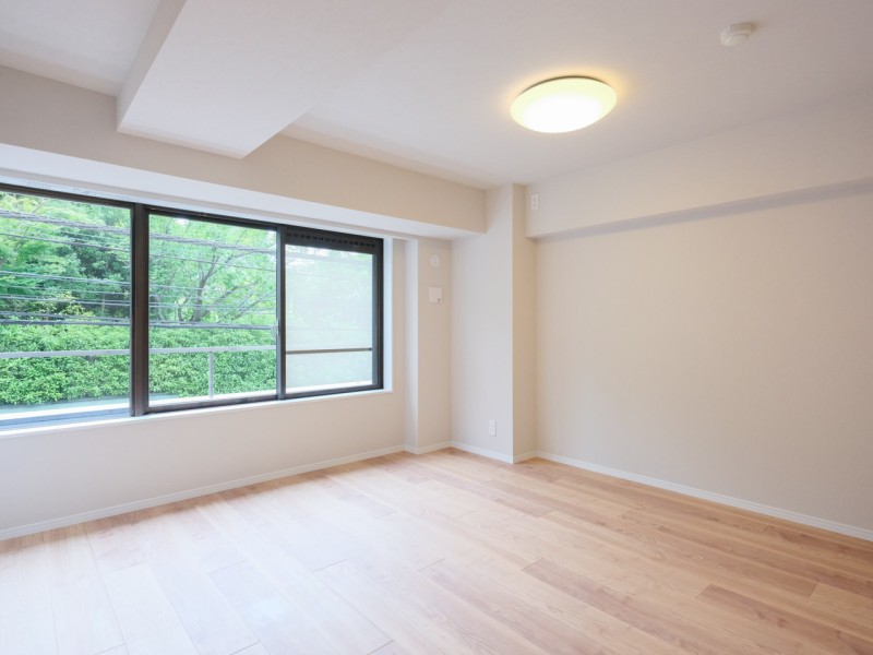 約8.1帖の洋室2は、窓が大きく穏やかな自然光が入り、のびのびとお過ごしいただけるお部屋です。約2.1帖のウォークインクローゼットも備え付けてあります。