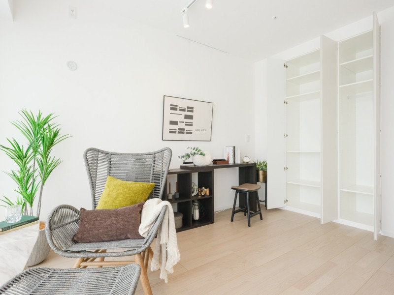 洋室3のクローゼットです。ホワイトのクロスに溶け込んだ建具もポイントです♪