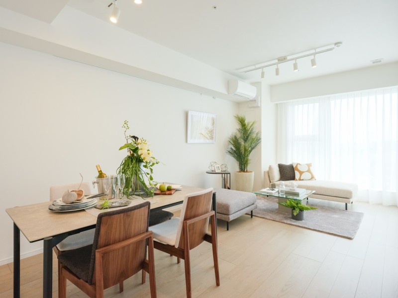 約16.6帖の開放感のあるリビングダイニングキッチンです。リビングには床暖房が敷設され、大切なペットも一緒に、ご家族みなさんが一年中快適にお過ごしいただけます。