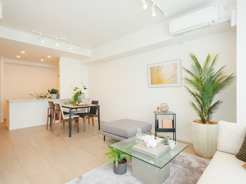 南向きの大きな窓から心地よい時間が流れ、明日への活力を養うことができる居心地の良いお部屋です。自然の優しい温もりを添えた内装です。