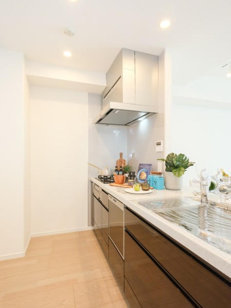 お部屋の雰囲気に溶け込む明るいオープンキッチンです。収納も豊富で、ラクな動きで道具を取り出せたり、調理中のムダな手間を省けたり、料理がさらに快適になります。