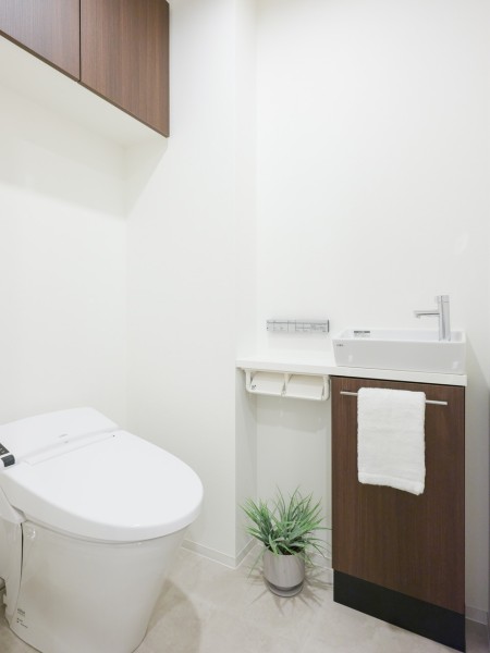 レストルームにはスマートなタンクレストイレ、手洗い場付きです。毎日使う場所だからこそ、清潔感と使いやすさを考慮した空間です。