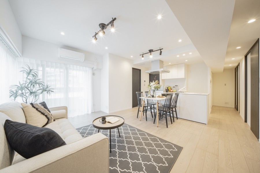 約17.8帖ある２面採光の明るく、開放感のあるリビングダイニングキッチンです。住まう方の暮らしやすさと心地よさを追求し、上質な住空間が暮らしに余裕をもたらしてくれます。