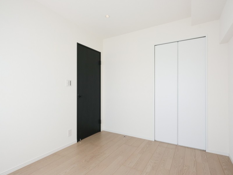 約5.3帖の洋室2です。ナチュラルテイストな内装はどんな家具にも相性バッチリです。